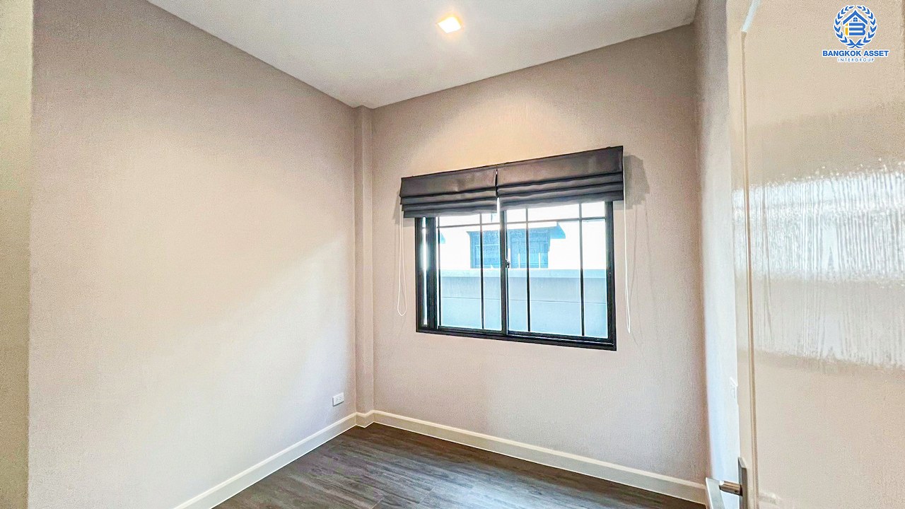 *****บ้านเดี่ยวมือสองนนทบุรี โครงการ บางกอกบูเลอวาร์ด แจ้งวัฒนะ2 เนื้อที่กว้างขวางถึง 60.1 ตร.ว. ฟังก์ชัน 5 ห้องนอน 3 ห้องน้ำ 2 ที่จอดรถ พื้นที่ใช้สอยกว้างขวาง ทำเลเดินทางสะดวก เชื่อมต่อ ถนนชัยพฤกษ์, ถนนแจ้งวัฒนะ ใกล้รถไฟฟ้าสายสีชมพู "สถานีปากเกร็ด" และทางด่วน "เมืองทอง"