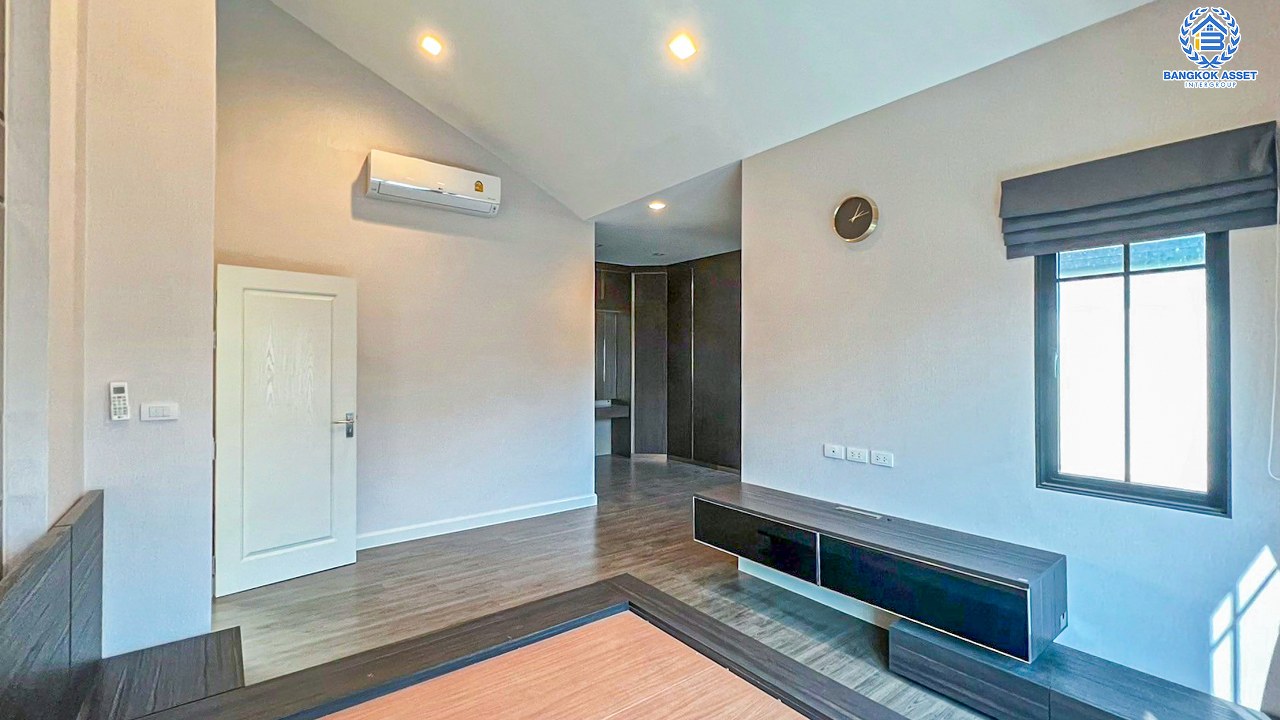 *****บ้านเดี่ยวมือสองนนทบุรี โครงการ บางกอกบูเลอวาร์ด แจ้งวัฒนะ2 เนื้อที่กว้างขวางถึง 60.1 ตร.ว. ฟังก์ชัน 5 ห้องนอน 3 ห้องน้ำ 2 ที่จอดรถ พื้นที่ใช้สอยกว้างขวาง ทำเลเดินทางสะดวก เชื่อมต่อ ถนนชัยพฤกษ์, ถนนแจ้งวัฒนะ ใกล้รถไฟฟ้าสายสีชมพู "สถานีปากเกร็ด" และทางด่วน "เมืองทอง"