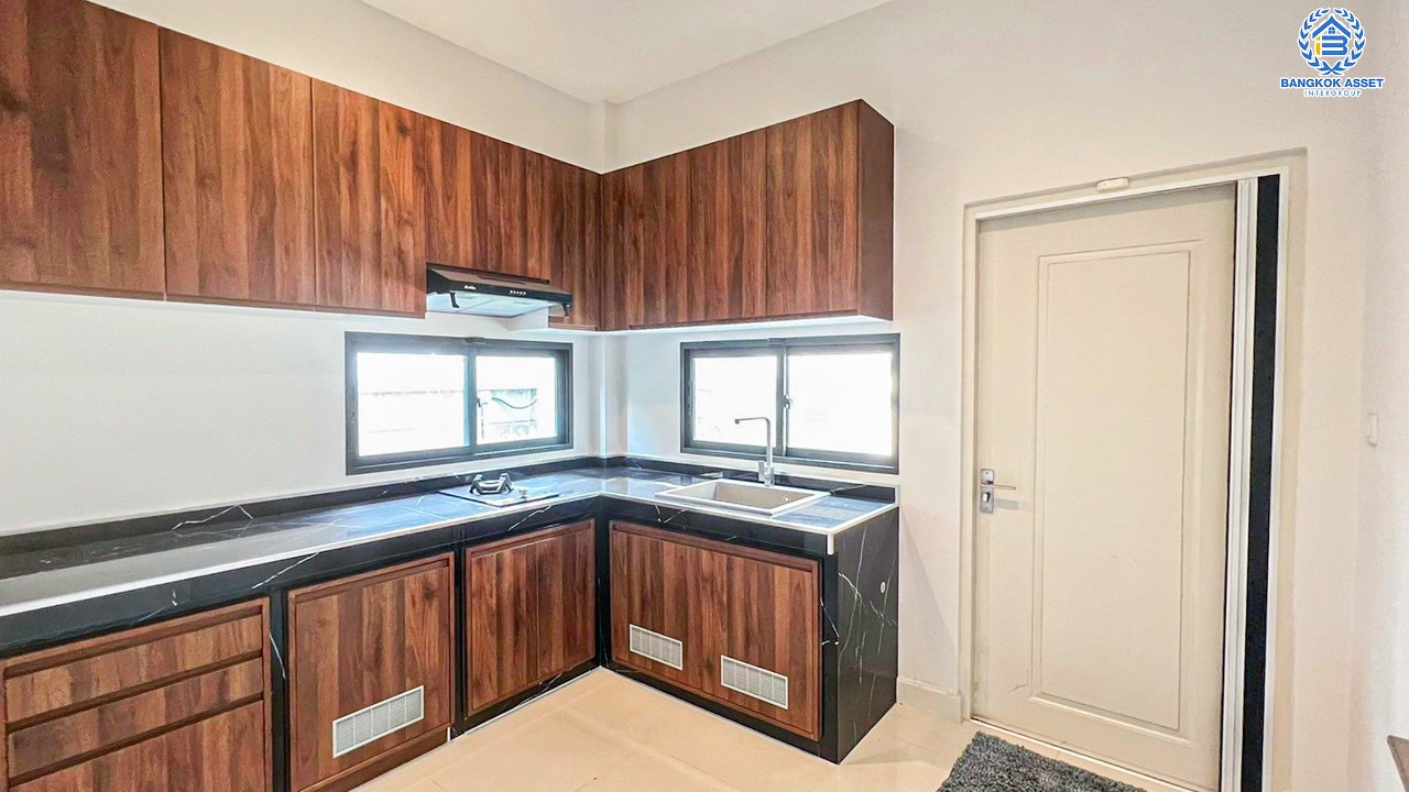 *****บ้านเดี่ยวมือสองนนทบุรี โครงการ บางกอกบูเลอวาร์ด แจ้งวัฒนะ2 เนื้อที่กว้างขวางถึง 60.1 ตร.ว. ฟังก์ชัน 5 ห้องนอน 3 ห้องน้ำ 2 ที่จอดรถ พื้นที่ใช้สอยกว้างขวาง ทำเลเดินทางสะดวก เชื่อมต่อ ถนนชัยพฤกษ์, ถนนแจ้งวัฒนะ ใกล้รถไฟฟ้าสายสีชมพู "สถานีปากเกร็ด" และทางด่วน "เมืองทอง"