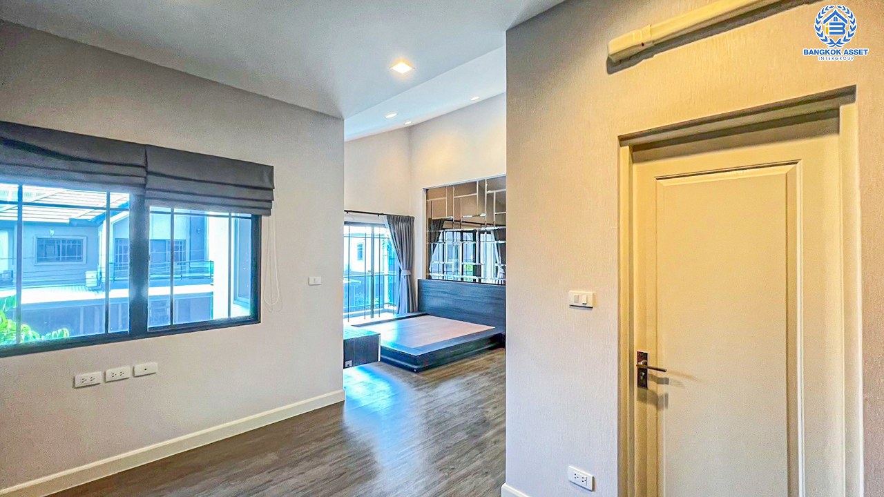 *****บ้านเดี่ยวมือสองนนทบุรี โครงการ บางกอกบูเลอวาร์ด แจ้งวัฒนะ2 เนื้อที่กว้างขวางถึง 60.1 ตร.ว. ฟังก์ชัน 5 ห้องนอน 3 ห้องน้ำ 2 ที่จอดรถ พื้นที่ใช้สอยกว้างขวาง ทำเลเดินทางสะดวก เชื่อมต่อ ถนนชัยพฤกษ์, ถนนแจ้งวัฒนะ ใกล้รถไฟฟ้าสายสีชมพู "สถานีปากเกร็ด" และทางด่วน "เมืองทอง"