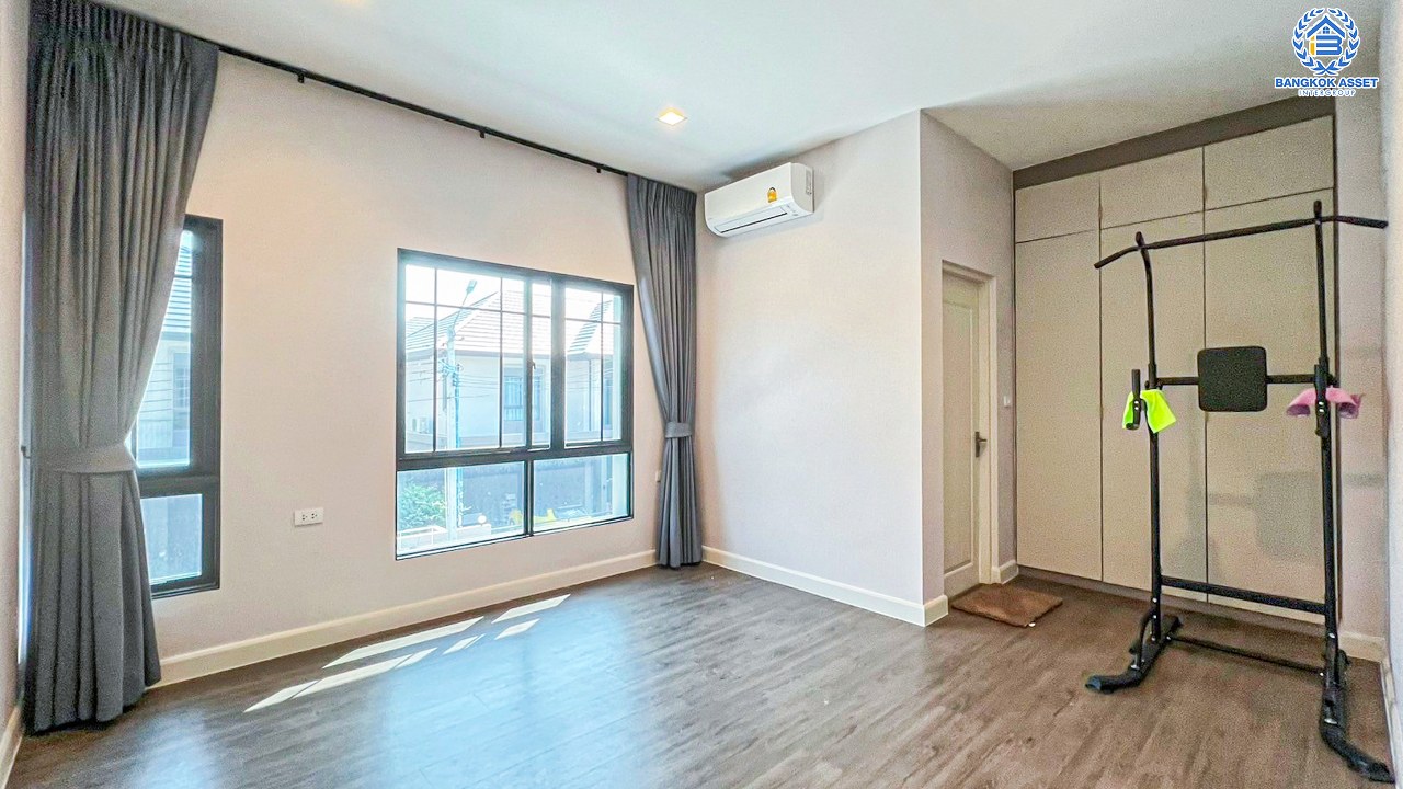 *****บ้านเดี่ยวมือสองนนทบุรี โครงการ บางกอกบูเลอวาร์ด แจ้งวัฒนะ2 เนื้อที่กว้างขวางถึง 60.1 ตร.ว. ฟังก์ชัน 5 ห้องนอน 3 ห้องน้ำ 2 ที่จอดรถ พื้นที่ใช้สอยกว้างขวาง ทำเลเดินทางสะดวก เชื่อมต่อ ถนนชัยพฤกษ์, ถนนแจ้งวัฒนะ ใกล้รถไฟฟ้าสายสีชมพู "สถานีปากเกร็ด" และทางด่วน "เมืองทอง"