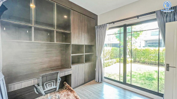 *****บ้านเดี่ยวมือสองนนทบุรี โครงการ บางกอกบูเลอวาร์ด แจ้งวัฒนะ2 เนื้อที่กว้างขวางถึง 60.1 ตร.ว. ฟังก์ชัน 5 ห้องนอน 3 ห้องน้ำ 2 ที่จอดรถ พื้นที่ใช้สอยกว้างขวาง ทำเลเดินทางสะดวก เชื่อมต่อ ถนนชัยพฤกษ์, ถนนแจ้งวัฒนะ ใกล้รถไฟฟ้าสายสีชมพู "สถานีปากเกร็ด" และทางด่วน "เมืองทอง"