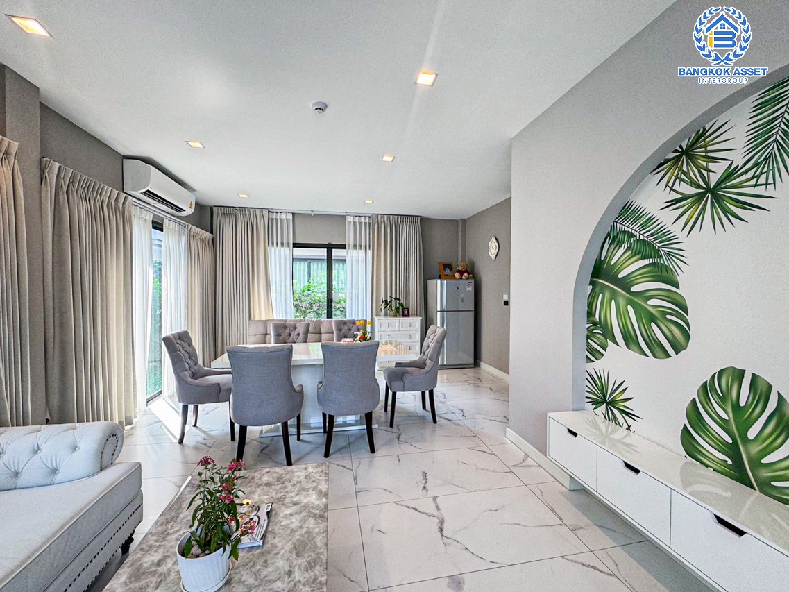 *****บ้านเดี่ยวมือสองนนทบุรี โครงการ บางกอกบูเลอวาร์ด ซิกเนเจอร์ ประชาชื่น เนื้อที่กว้างเกือบ 54 ตร.ว. ฟังก์ชัน 4 ห้องนอน 4 ห้องน้ำ 2 ที่จอดรถ บ้านสภาพสวยมาก มีความเป็นส่วนตัวสูง บนทำเลดี เชื่อมต่อ ถนนติวานนท์, ถนนงามวงศ์วาน ใกล้รถไฟฟ้าสายสีชมพู "สถานีสามัคคี" และทางด่วน "ศรีรัช"