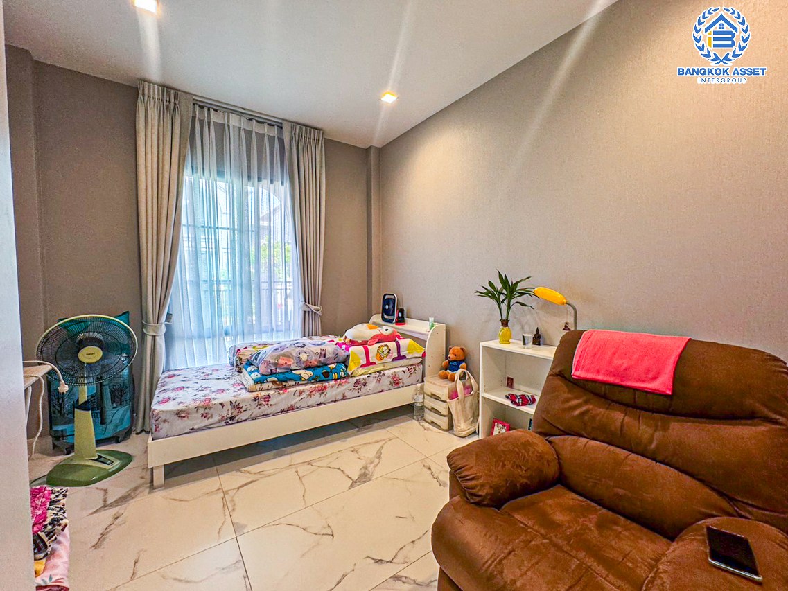 *****บ้านเดี่ยวมือสองนนทบุรี โครงการ บางกอกบูเลอวาร์ด ซิกเนเจอร์ ประชาชื่น เนื้อที่กว้างเกือบ 54 ตร.ว. ฟังก์ชัน 4 ห้องนอน 4 ห้องน้ำ 2 ที่จอดรถ บ้านสภาพสวยมาก มีความเป็นส่วนตัวสูง บนทำเลดี เชื่อมต่อ ถนนติวานนท์, ถนนงามวงศ์วาน ใกล้รถไฟฟ้าสายสีชมพู "สถานีสามัคคี" และทางด่วน "ศรีรัช"