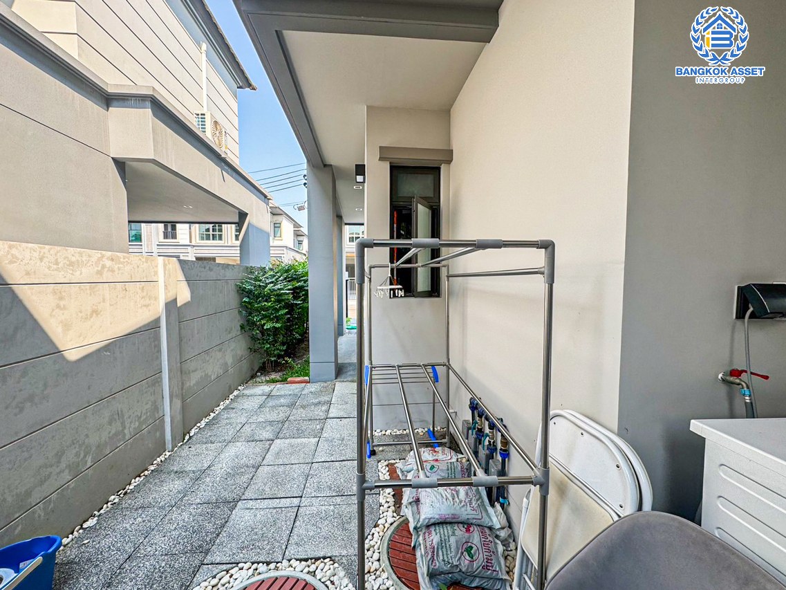 *****บ้านเดี่ยวมือสองนนทบุรี โครงการ บางกอกบูเลอวาร์ด ซิกเนเจอร์ ประชาชื่น เนื้อที่กว้างเกือบ 54 ตร.ว. ฟังก์ชัน 4 ห้องนอน 4 ห้องน้ำ 2 ที่จอดรถ บ้านสภาพสวยมาก มีความเป็นส่วนตัวสูง บนทำเลดี เชื่อมต่อ ถนนติวานนท์, ถนนงามวงศ์วาน ใกล้รถไฟฟ้าสายสีชมพู "สถานีสามัคคี" และทางด่วน "ศรีรัช"