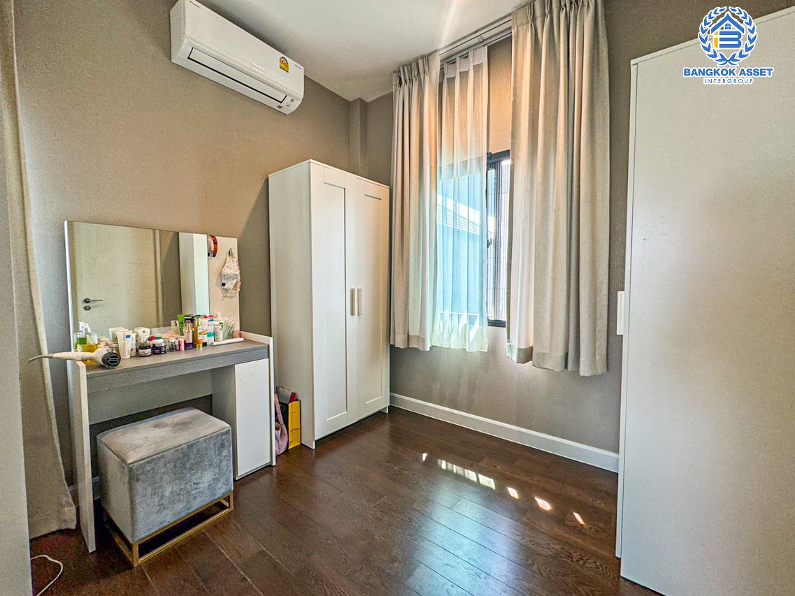 *****บ้านเดี่ยวมือสองนนทบุรี โครงการ บางกอกบูเลอวาร์ด ซิกเนเจอร์ ประชาชื่น เนื้อที่กว้างเกือบ 54 ตร.ว. ฟังก์ชัน 4 ห้องนอน 4 ห้องน้ำ 2 ที่จอดรถ บ้านสภาพสวยมาก มีความเป็นส่วนตัวสูง บนทำเลดี เชื่อมต่อ ถนนติวานนท์, ถนนงามวงศ์วาน ใกล้รถไฟฟ้าสายสีชมพู "สถานีสามัคคี" และทางด่วน "ศรีรัช"