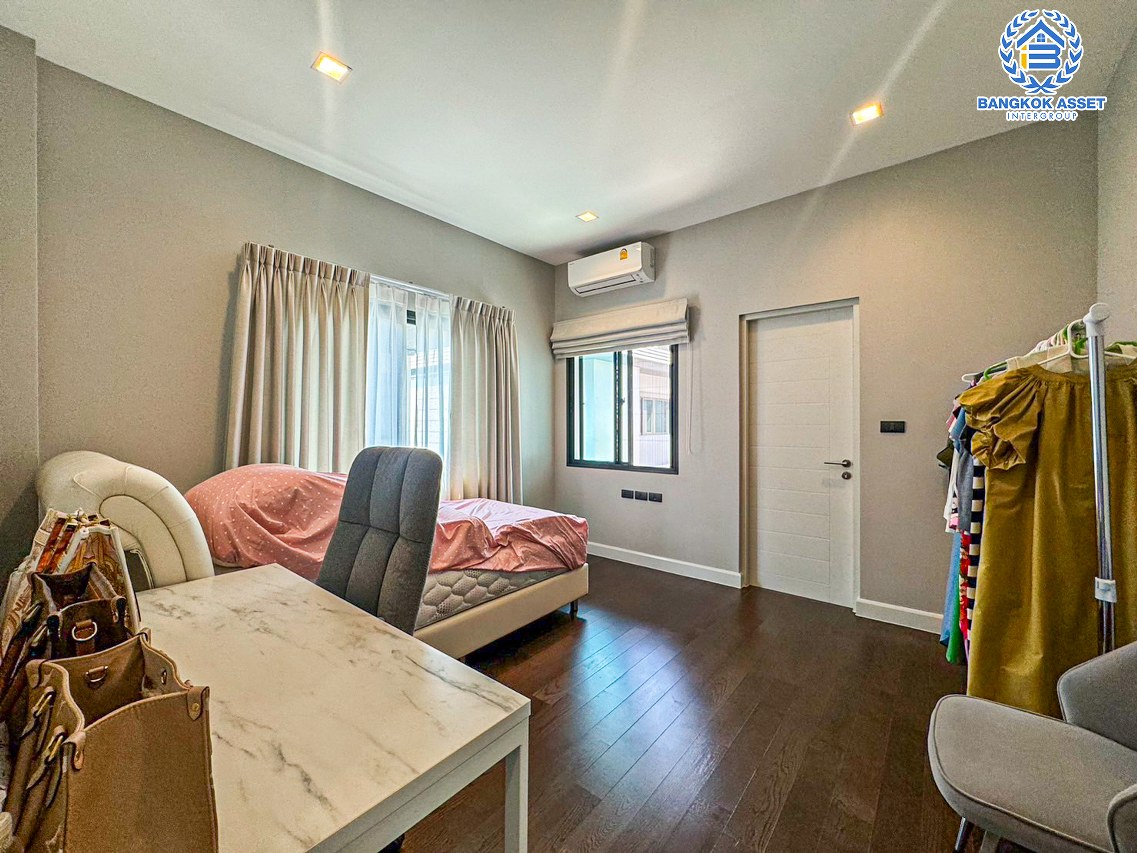 *****บ้านเดี่ยวมือสองนนทบุรี โครงการ บางกอกบูเลอวาร์ด ซิกเนเจอร์ ประชาชื่น เนื้อที่กว้างเกือบ 54 ตร.ว. ฟังก์ชัน 4 ห้องนอน 4 ห้องน้ำ 2 ที่จอดรถ บ้านสภาพสวยมาก มีความเป็นส่วนตัวสูง บนทำเลดี เชื่อมต่อ ถนนติวานนท์, ถนนงามวงศ์วาน ใกล้รถไฟฟ้าสายสีชมพู "สถานีสามัคคี" และทางด่วน "ศรีรัช"