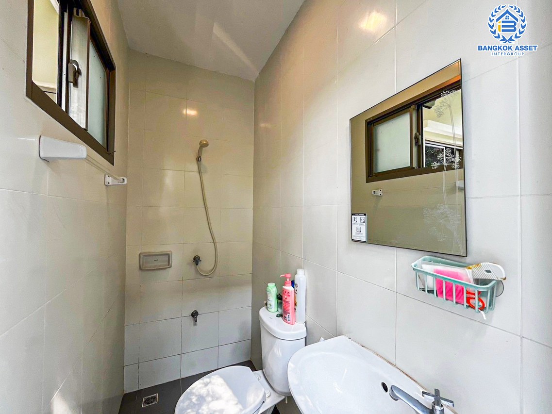 *****บ้านเดี่ยวมือสองนนทบุรี โครงการ เพอร์เฟค มาสเตอร์พีซ แจ้งวัฒนะ หลังมุม เนื้อที่กว้างขวางถึง 98.5 ตร.ว. ฟังก์ชัน 4 ห้องนอน 4 ห้องน้ำ 2 ที่จอดรถ มีอาคารโครงสร้างแยกจากตัวบ้าน ทำออฟฟิศได้ บรรยากาศสงบ บนทำเลตรงข้ามโรงเรียน SISB เชื่อมต่อ ถ.ราชพฤกษ์, ถ.บางกรวย-กรุงเทพ ใกล้รถไฟฟ้าสายสีชมพู "สถานีห้าแยกปากเกร็ด" และทางด่วน "แจ้งวัฒนะ" จองเลย!