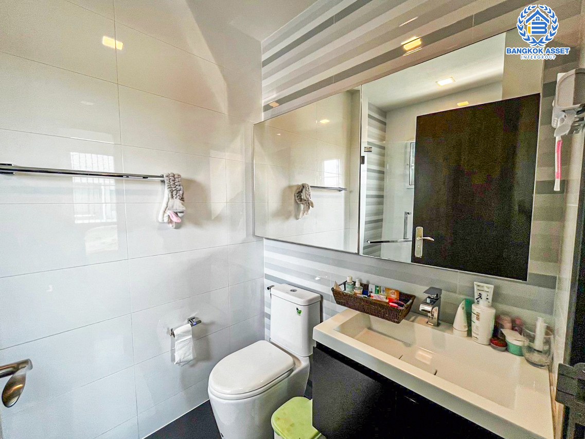 *****บ้านเดี่ยวมือสองนนทบุรี โครงการ เพอร์เฟค มาสเตอร์พีซ แจ้งวัฒนะ หลังมุม เนื้อที่กว้างขวางถึง 98.5 ตร.ว. ฟังก์ชัน 4 ห้องนอน 4 ห้องน้ำ 2 ที่จอดรถ มีอาคารโครงสร้างแยกจากตัวบ้าน ทำออฟฟิศได้ บรรยากาศสงบ บนทำเลตรงข้ามโรงเรียน SISB เชื่อมต่อ ถ.ราชพฤกษ์, ถ.บางกรวย-กรุงเทพ ใกล้รถไฟฟ้าสายสีชมพู "สถานีห้าแยกปากเกร็ด" และทางด่วน "แจ้งวัฒนะ" จองเลย!