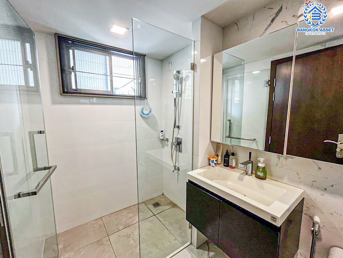 *****บ้านเดี่ยวมือสองนนทบุรี โครงการ เพอร์เฟค มาสเตอร์พีซ แจ้งวัฒนะ หลังมุม เนื้อที่กว้างขวางถึง 98.5 ตร.ว. ฟังก์ชัน 4 ห้องนอน 4 ห้องน้ำ 2 ที่จอดรถ มีอาคารโครงสร้างแยกจากตัวบ้าน ทำออฟฟิศได้ บรรยากาศสงบ บนทำเลตรงข้ามโรงเรียน SISB เชื่อมต่อ ถ.ราชพฤกษ์, ถ.บางกรวย-กรุงเทพ ใกล้รถไฟฟ้าสายสีชมพู "สถานีห้าแยกปากเกร็ด" และทางด่วน "แจ้งวัฒนะ" จองเลย!