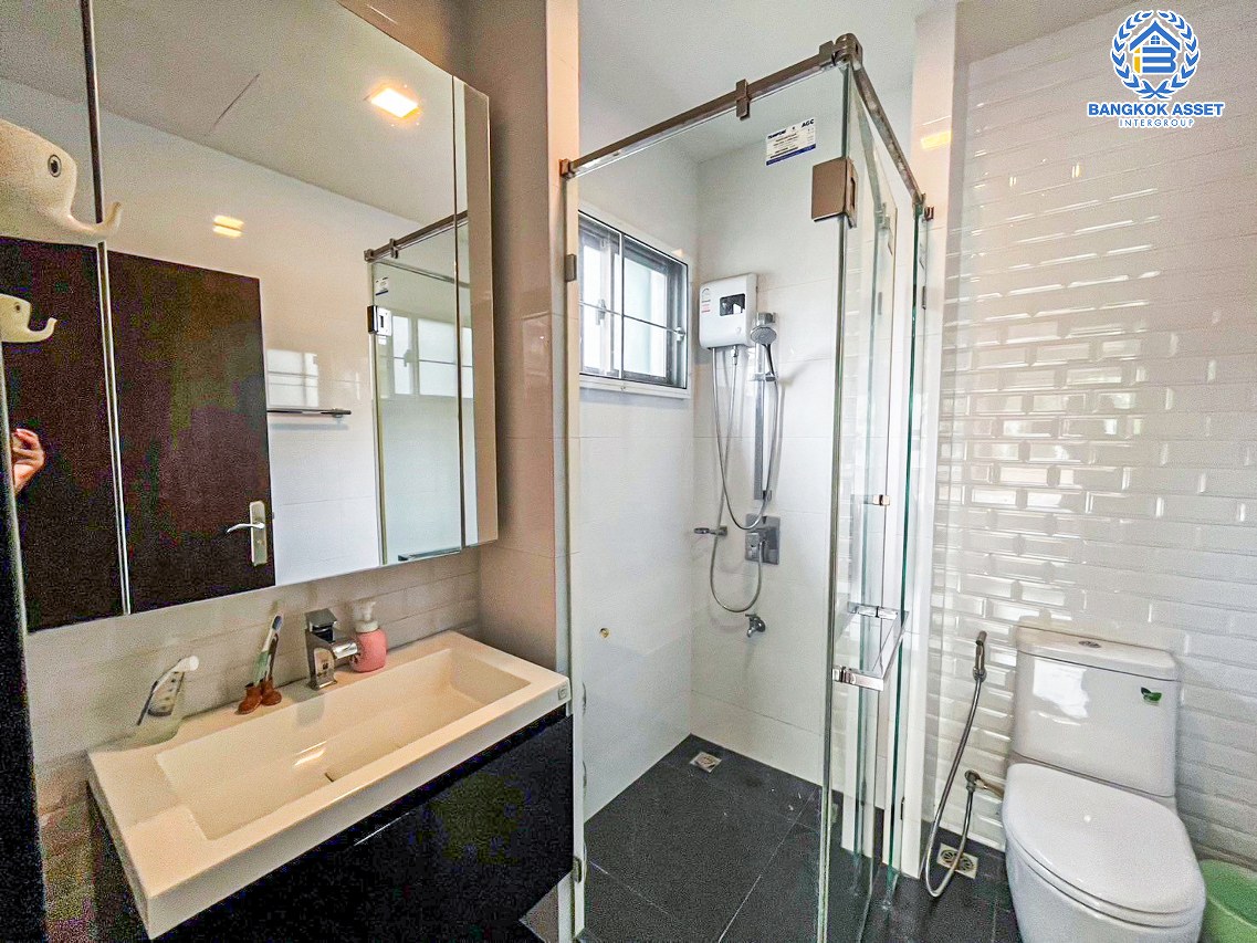 *****บ้านเดี่ยวมือสองนนทบุรี โครงการ เพอร์เฟค มาสเตอร์พีซ แจ้งวัฒนะ หลังมุม เนื้อที่กว้างขวางถึง 98.5 ตร.ว. ฟังก์ชัน 4 ห้องนอน 4 ห้องน้ำ 2 ที่จอดรถ มีอาคารโครงสร้างแยกจากตัวบ้าน ทำออฟฟิศได้ บรรยากาศสงบ บนทำเลตรงข้ามโรงเรียน SISB เชื่อมต่อ ถ.ราชพฤกษ์, ถ.บางกรวย-กรุงเทพ ใกล้รถไฟฟ้าสายสีชมพู "สถานีห้าแยกปากเกร็ด" และทางด่วน "แจ้งวัฒนะ" จองเลย!