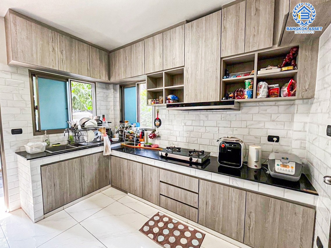 *****บ้านเดี่ยวมือสองนนทบุรี โครงการ เพอร์เฟค มาสเตอร์พีซ แจ้งวัฒนะ หลังมุม เนื้อที่กว้างขวางถึง 98.5 ตร.ว. ฟังก์ชัน 4 ห้องนอน 4 ห้องน้ำ 2 ที่จอดรถ มีอาคารโครงสร้างแยกจากตัวบ้าน ทำออฟฟิศได้ บรรยากาศสงบ บนทำเลตรงข้ามโรงเรียน SISB เชื่อมต่อ ถ.ราชพฤกษ์, ถ.บางกรวย-กรุงเทพ ใกล้รถไฟฟ้าสายสีชมพู "สถานีห้าแยกปากเกร็ด" และทางด่วน "แจ้งวัฒนะ" จองเลย!