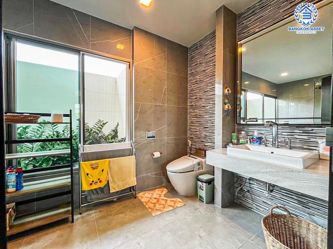 *****บ้านเดี่ยวมือสองนนทบุรี โครงการ เพอร์เฟค มาสเตอร์พีซ แจ้งวัฒนะ หลังมุม เนื้อที่กว้างขวางถึง 98.5 ตร.ว. ฟังก์ชัน 4 ห้องนอน 4 ห้องน้ำ 2 ที่จอดรถ มีอาคารโครงสร้างแยกจากตัวบ้าน ทำออฟฟิศได้ บรรยากาศสงบ บนทำเลตรงข้ามโรงเรียน SISB เชื่อมต่อ ถ.ราชพฤกษ์, ถ.บางกรวย-กรุงเทพ ใกล้รถไฟฟ้าสายสีชมพู "สถานีห้าแยกปากเกร็ด" และทางด่วน "แจ้งวัฒนะ" จองเลย!