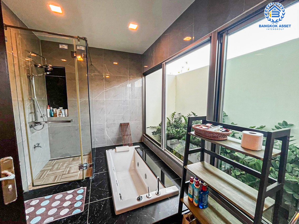 *****บ้านเดี่ยวมือสองนนทบุรี โครงการ เพอร์เฟค มาสเตอร์พีซ แจ้งวัฒนะ หลังมุม เนื้อที่กว้างขวางถึง 98.5 ตร.ว. ฟังก์ชัน 4 ห้องนอน 4 ห้องน้ำ 2 ที่จอดรถ มีอาคารโครงสร้างแยกจากตัวบ้าน ทำออฟฟิศได้ บรรยากาศสงบ บนทำเลตรงข้ามโรงเรียน SISB เชื่อมต่อ ถ.ราชพฤกษ์, ถ.บางกรวย-กรุงเทพ ใกล้รถไฟฟ้าสายสีชมพู "สถานีห้าแยกปากเกร็ด" และทางด่วน "แจ้งวัฒนะ" จองเลย!