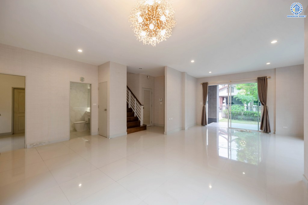 บ้านเดี่ยวมือสอง โครงการ ชวนชื่นแกรนด์ เอกชัย-บางบอน หลังมุม เนื้อที่ 101.90 ตร.ว. ฟังก์ชัน 3 ห้องนอน 3 ห้องน้ำ 4 ที่จอดรถ เนื้อที่ข้างบ้านกว้างขวาง ฟรี! เครื่องปรับอากาศ โครงการบนทำเลดี เชื่อมต่อถนนเอกชัย ถนนพระราม2 ใกล้รถไฟฟ้าสายสีน้ำเงิน "สถานีสถานีหลักสอง" และจุดขึ้นทางด่วน "กาญจนาภิเษก"