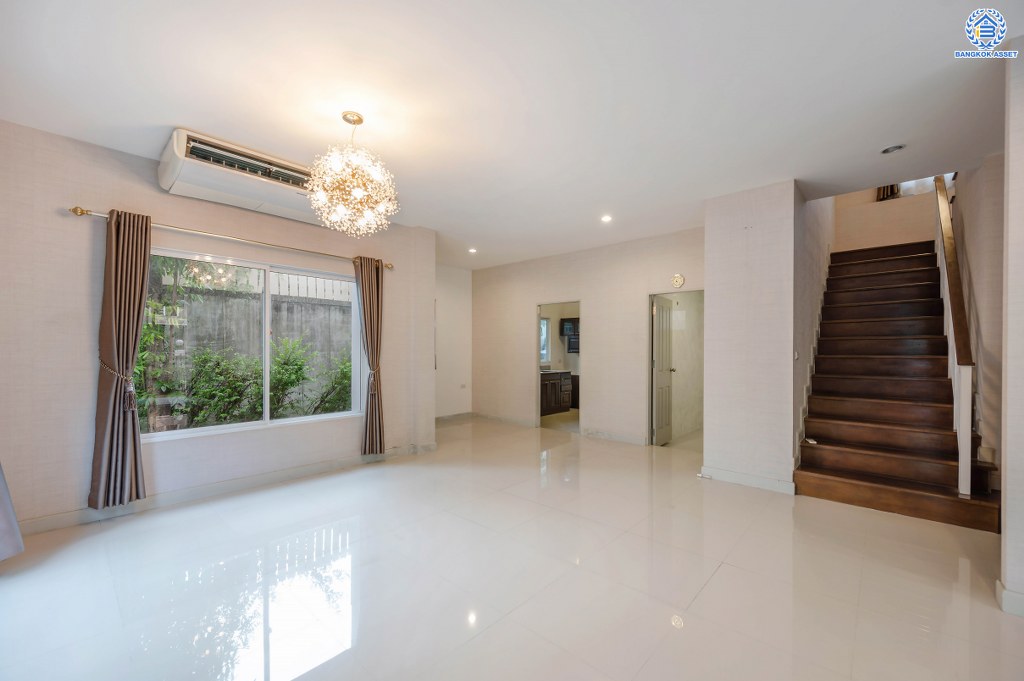 บ้านเดี่ยวมือสอง โครงการ ชวนชื่นแกรนด์ เอกชัย-บางบอน หลังมุม เนื้อที่ 101.90 ตร.ว. ฟังก์ชัน 3 ห้องนอน 3 ห้องน้ำ 4 ที่จอดรถ เนื้อที่ข้างบ้านกว้างขวาง ฟรี! เครื่องปรับอากาศ โครงการบนทำเลดี เชื่อมต่อถนนเอกชัย ถนนพระราม2 ใกล้รถไฟฟ้าสายสีน้ำเงิน "สถานีสถานีหลักสอง" และจุดขึ้นทางด่วน "กาญจนาภิเษก"