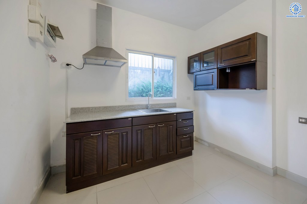 บ้านเดี่ยวมือสอง โครงการ ชวนชื่นแกรนด์ เอกชัย-บางบอน หลังมุม เนื้อที่ 101.90 ตร.ว. ฟังก์ชัน 3 ห้องนอน 3 ห้องน้ำ 4 ที่จอดรถ เนื้อที่ข้างบ้านกว้างขวาง ฟรี! เครื่องปรับอากาศ โครงการบนทำเลดี เชื่อมต่อถนนเอกชัย ถนนพระราม2 ใกล้รถไฟฟ้าสายสีน้ำเงิน "สถานีสถานีหลักสอง" และจุดขึ้นทางด่วน "กาญจนาภิเษก"