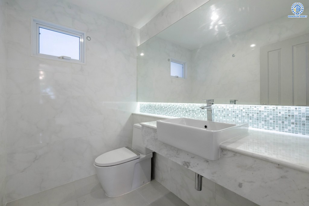 บ้านเดี่ยวมือสอง โครงการ ชวนชื่นแกรนด์ เอกชัย-บางบอน หลังมุม เนื้อที่ 101.90 ตร.ว. ฟังก์ชัน 3 ห้องนอน 3 ห้องน้ำ 4 ที่จอดรถ เนื้อที่ข้างบ้านกว้างขวาง ฟรี! เครื่องปรับอากาศ โครงการบนทำเลดี เชื่อมต่อถนนเอกชัย ถนนพระราม2 ใกล้รถไฟฟ้าสายสีน้ำเงิน "สถานีสถานีหลักสอง" และจุดขึ้นทางด่วน "กาญจนาภิเษก"