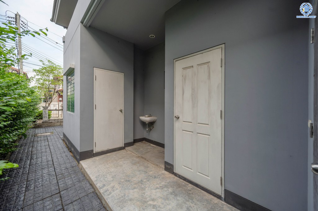 บ้านเดี่ยวมือสอง โครงการ ชวนชื่นแกรนด์ เอกชัย-บางบอน หลังมุม เนื้อที่ 101.90 ตร.ว. ฟังก์ชัน 3 ห้องนอน 3 ห้องน้ำ 4 ที่จอดรถ เนื้อที่ข้างบ้านกว้างขวาง ฟรี! เครื่องปรับอากาศ โครงการบนทำเลดี เชื่อมต่อถนนเอกชัย ถนนพระราม2 ใกล้รถไฟฟ้าสายสีน้ำเงิน "สถานีสถานีหลักสอง" และจุดขึ้นทางด่วน "กาญจนาภิเษก"