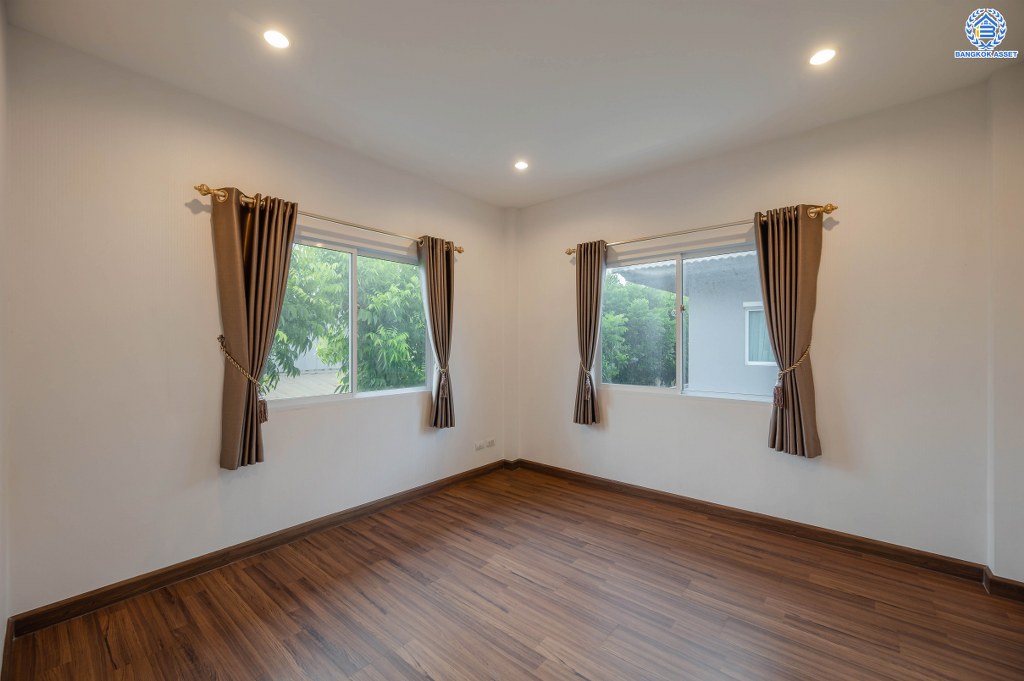 บ้านเดี่ยวมือสอง โครงการ ชวนชื่นแกรนด์ เอกชัย-บางบอน หลังมุม เนื้อที่ 101.90 ตร.ว. ฟังก์ชัน 3 ห้องนอน 3 ห้องน้ำ 4 ที่จอดรถ เนื้อที่ข้างบ้านกว้างขวาง ฟรี! เครื่องปรับอากาศ โครงการบนทำเลดี เชื่อมต่อถนนเอกชัย ถนนพระราม2 ใกล้รถไฟฟ้าสายสีน้ำเงิน "สถานีสถานีหลักสอง" และจุดขึ้นทางด่วน "กาญจนาภิเษก"