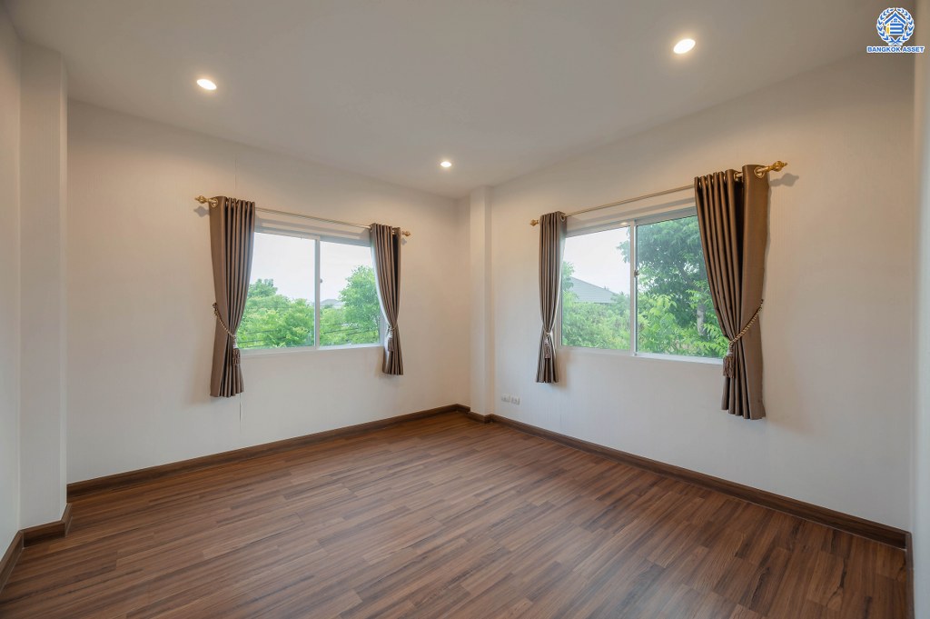 บ้านเดี่ยวมือสอง โครงการ ชวนชื่นแกรนด์ เอกชัย-บางบอน หลังมุม เนื้อที่ 101.90 ตร.ว. ฟังก์ชัน 3 ห้องนอน 3 ห้องน้ำ 4 ที่จอดรถ เนื้อที่ข้างบ้านกว้างขวาง ฟรี! เครื่องปรับอากาศ โครงการบนทำเลดี เชื่อมต่อถนนเอกชัย ถนนพระราม2 ใกล้รถไฟฟ้าสายสีน้ำเงิน "สถานีสถานีหลักสอง" และจุดขึ้นทางด่วน "กาญจนาภิเษก"