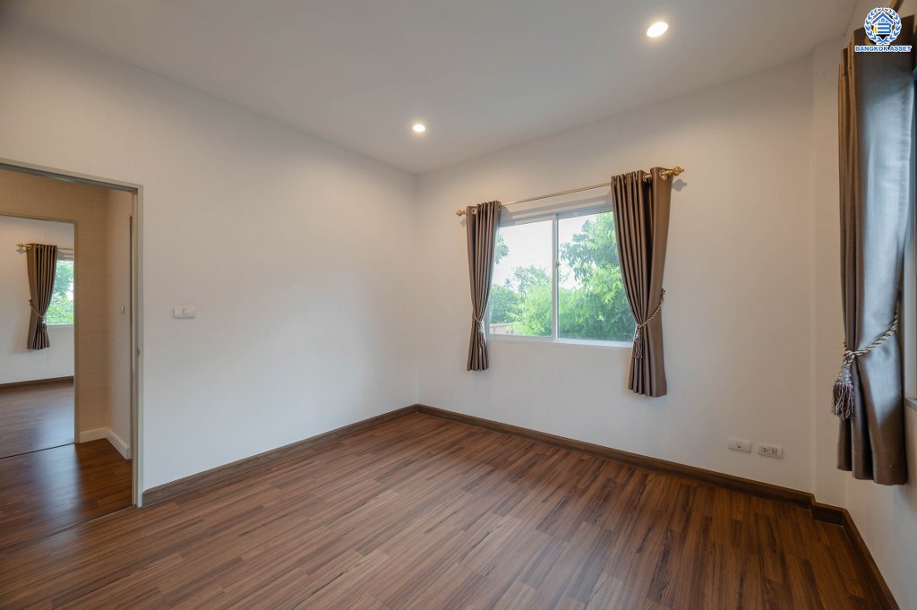 บ้านเดี่ยวมือสอง โครงการ ชวนชื่นแกรนด์ เอกชัย-บางบอน หลังมุม เนื้อที่ 101.90 ตร.ว. ฟังก์ชัน 3 ห้องนอน 3 ห้องน้ำ 4 ที่จอดรถ เนื้อที่ข้างบ้านกว้างขวาง ฟรี! เครื่องปรับอากาศ โครงการบนทำเลดี เชื่อมต่อถนนเอกชัย ถนนพระราม2 ใกล้รถไฟฟ้าสายสีน้ำเงิน "สถานีสถานีหลักสอง" และจุดขึ้นทางด่วน "กาญจนาภิเษก"