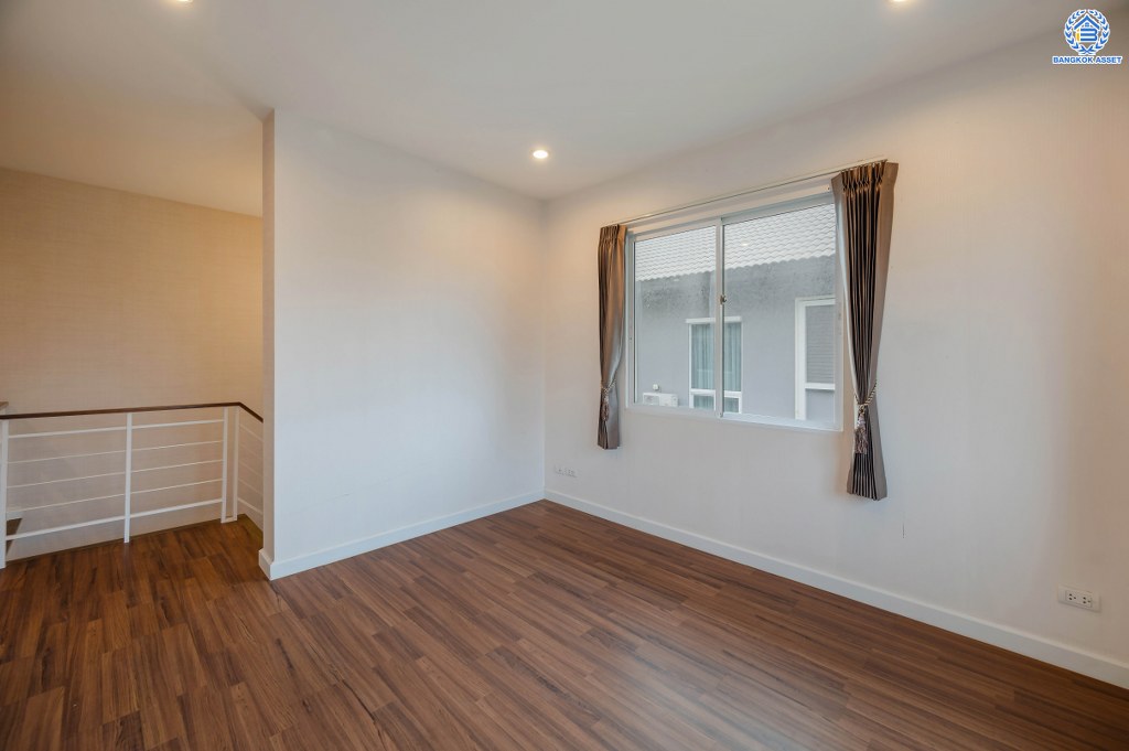 บ้านเดี่ยวมือสอง โครงการ ชวนชื่นแกรนด์ เอกชัย-บางบอน หลังมุม เนื้อที่ 101.90 ตร.ว. ฟังก์ชัน 3 ห้องนอน 3 ห้องน้ำ 4 ที่จอดรถ เนื้อที่ข้างบ้านกว้างขวาง ฟรี! เครื่องปรับอากาศ โครงการบนทำเลดี เชื่อมต่อถนนเอกชัย ถนนพระราม2 ใกล้รถไฟฟ้าสายสีน้ำเงิน "สถานีสถานีหลักสอง" และจุดขึ้นทางด่วน "กาญจนาภิเษก"