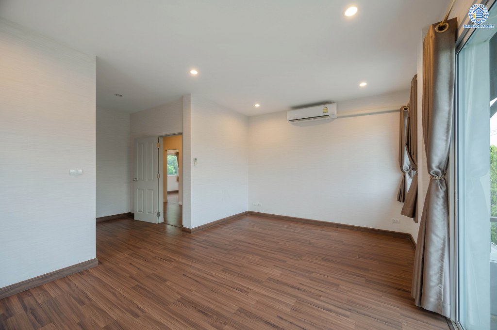 บ้านเดี่ยวมือสอง โครงการ ชวนชื่นแกรนด์ เอกชัย-บางบอน หลังมุม เนื้อที่ 101.90 ตร.ว. ฟังก์ชัน 3 ห้องนอน 3 ห้องน้ำ 4 ที่จอดรถ เนื้อที่ข้างบ้านกว้างขวาง ฟรี! เครื่องปรับอากาศ โครงการบนทำเลดี เชื่อมต่อถนนเอกชัย ถนนพระราม2 ใกล้รถไฟฟ้าสายสีน้ำเงิน "สถานีสถานีหลักสอง" และจุดขึ้นทางด่วน "กาญจนาภิเษก"