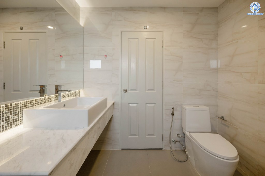 บ้านเดี่ยวมือสอง โครงการ ชวนชื่นแกรนด์ เอกชัย-บางบอน หลังมุม เนื้อที่ 101.90 ตร.ว. ฟังก์ชัน 3 ห้องนอน 3 ห้องน้ำ 4 ที่จอดรถ เนื้อที่ข้างบ้านกว้างขวาง ฟรี! เครื่องปรับอากาศ โครงการบนทำเลดี เชื่อมต่อถนนเอกชัย ถนนพระราม2 ใกล้รถไฟฟ้าสายสีน้ำเงิน "สถานีสถานีหลักสอง" และจุดขึ้นทางด่วน "กาญจนาภิเษก"