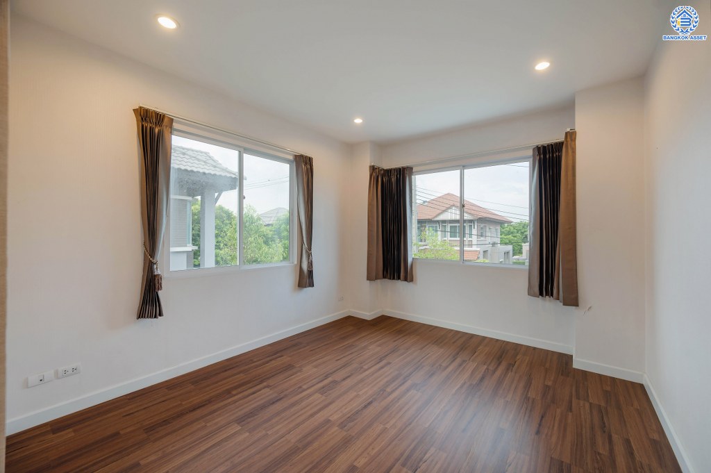 บ้านเดี่ยวมือสอง โครงการ ชวนชื่นแกรนด์ เอกชัย-บางบอน หลังมุม เนื้อที่ 101.90 ตร.ว. ฟังก์ชัน 3 ห้องนอน 3 ห้องน้ำ 4 ที่จอดรถ เนื้อที่ข้างบ้านกว้างขวาง ฟรี! เครื่องปรับอากาศ โครงการบนทำเลดี เชื่อมต่อถนนเอกชัย ถนนพระราม2 ใกล้รถไฟฟ้าสายสีน้ำเงิน "สถานีสถานีหลักสอง" และจุดขึ้นทางด่วน "กาญจนาภิเษก"