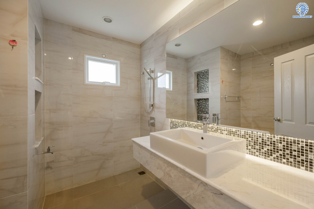 บ้านเดี่ยวมือสอง โครงการ ชวนชื่นแกรนด์ เอกชัย-บางบอน หลังมุม เนื้อที่ 101.90 ตร.ว. ฟังก์ชัน 3 ห้องนอน 3 ห้องน้ำ 4 ที่จอดรถ เนื้อที่ข้างบ้านกว้างขวาง ฟรี! เครื่องปรับอากาศ โครงการบนทำเลดี เชื่อมต่อถนนเอกชัย ถนนพระราม2 ใกล้รถไฟฟ้าสายสีน้ำเงิน "สถานีสถานีหลักสอง" และจุดขึ้นทางด่วน "กาญจนาภิเษก"