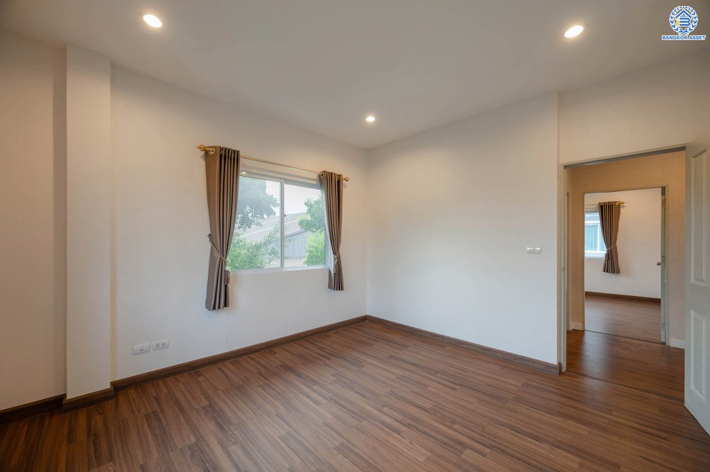 บ้านเดี่ยวมือสอง โครงการ ชวนชื่นแกรนด์ เอกชัย-บางบอน หลังมุม เนื้อที่ 101.90 ตร.ว. ฟังก์ชัน 3 ห้องนอน 3 ห้องน้ำ 4 ที่จอดรถ เนื้อที่ข้างบ้านกว้างขวาง ฟรี! เครื่องปรับอากาศ โครงการบนทำเลดี เชื่อมต่อถนนเอกชัย ถนนพระราม2 ใกล้รถไฟฟ้าสายสีน้ำเงิน "สถานีสถานีหลักสอง" และจุดขึ้นทางด่วน "กาญจนาภิเษก"