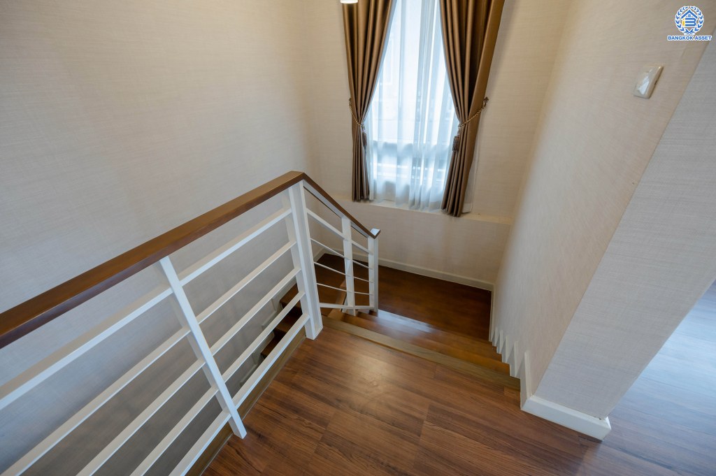 บ้านเดี่ยวมือสอง โครงการ ชวนชื่นแกรนด์ เอกชัย-บางบอน หลังมุม เนื้อที่ 101.90 ตร.ว. ฟังก์ชัน 3 ห้องนอน 3 ห้องน้ำ 4 ที่จอดรถ เนื้อที่ข้างบ้านกว้างขวาง ฟรี! เครื่องปรับอากาศ โครงการบนทำเลดี เชื่อมต่อถนนเอกชัย ถนนพระราม2 ใกล้รถไฟฟ้าสายสีน้ำเงิน "สถานีสถานีหลักสอง" และจุดขึ้นทางด่วน "กาญจนาภิเษก"