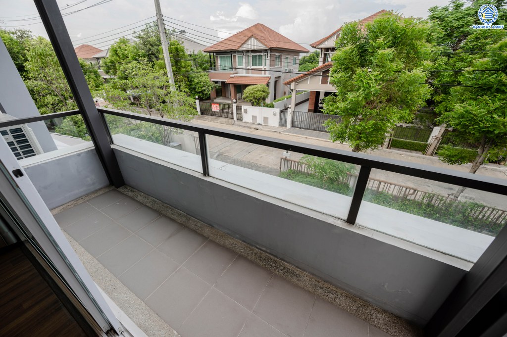 บ้านเดี่ยวมือสอง โครงการ ชวนชื่นแกรนด์ เอกชัย-บางบอน หลังมุม เนื้อที่ 101.90 ตร.ว. ฟังก์ชัน 3 ห้องนอน 3 ห้องน้ำ 4 ที่จอดรถ เนื้อที่ข้างบ้านกว้างขวาง ฟรี! เครื่องปรับอากาศ โครงการบนทำเลดี เชื่อมต่อถนนเอกชัย ถนนพระราม2 ใกล้รถไฟฟ้าสายสีน้ำเงิน "สถานีสถานีหลักสอง" และจุดขึ้นทางด่วน "กาญจนาภิเษก"