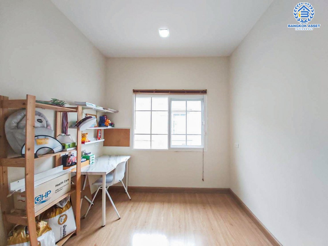 ทาวน์เฮ้าส์มือสอง โครงการ โกลเด้นซิตี้ ปิ่นเกล้า-จรัญสนิทวงศ์ เนื้อที่ 21.20 ตร.ว. ฟังก์ชัน 4 ห้องนอน 3 ห้องน้ำ 2 ที่จอดรถ สภาพบ้านดี พร้อมเข้าอยู่ เดินทางสะดวก เข้า-ออกได้หลายทาง เชื่อมต่อถนนถนนราชวิถี ถนนนครอินทร์ ถนนสิรินธร ใกล้รถไฟฟ้าสายสีแดง "สถานีบางบำหรุ" และจุดขึ้นทางด่วน "ศรีรัช"