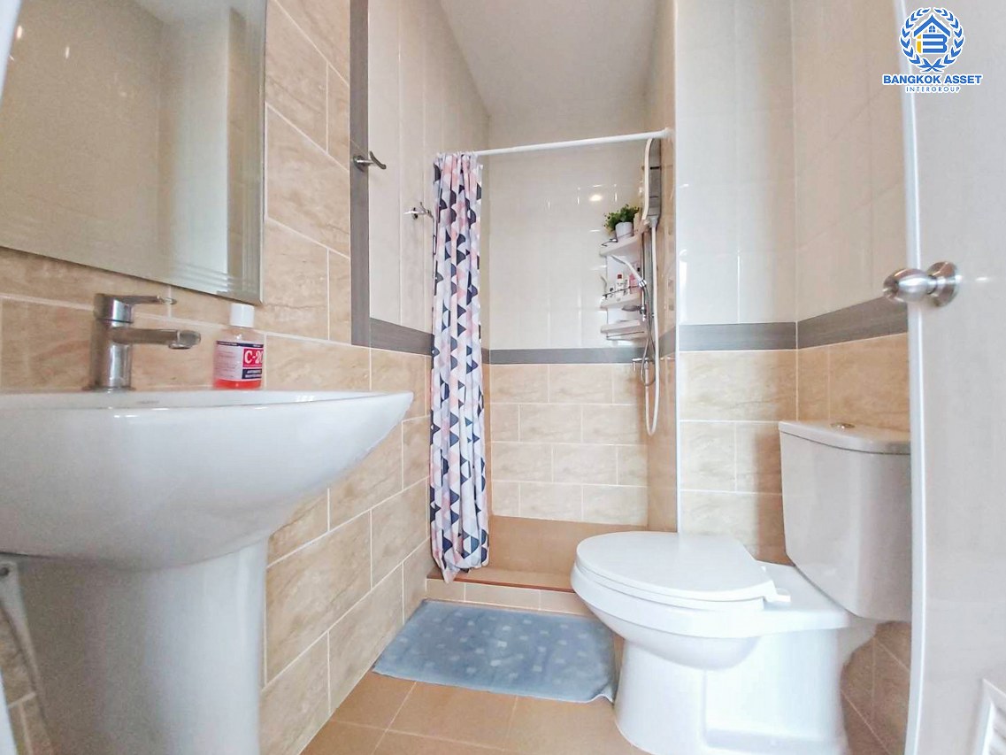 ทาวน์เฮ้าส์มือสอง โครงการ โกลเด้นซิตี้ ปิ่นเกล้า-จรัญสนิทวงศ์ เนื้อที่ 21.20 ตร.ว. ฟังก์ชัน 4 ห้องนอน 3 ห้องน้ำ 2 ที่จอดรถ สภาพบ้านดี พร้อมเข้าอยู่ เดินทางสะดวก เข้า-ออกได้หลายทาง เชื่อมต่อถนนถนนราชวิถี ถนนนครอินทร์ ถนนสิรินธร ใกล้รถไฟฟ้าสายสีแดง "สถานีบางบำหรุ" และจุดขึ้นทางด่วน "ศรีรัช"