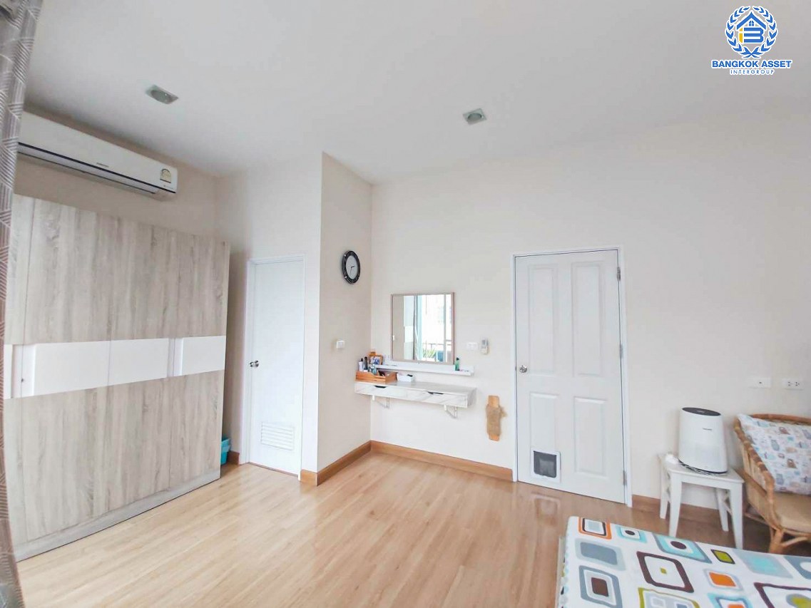 ทาวน์เฮ้าส์มือสอง โครงการ โกลเด้นซิตี้ ปิ่นเกล้า-จรัญสนิทวงศ์ เนื้อที่ 21.20 ตร.ว. ฟังก์ชัน 4 ห้องนอน 3 ห้องน้ำ 2 ที่จอดรถ สภาพบ้านดี พร้อมเข้าอยู่ เดินทางสะดวก เข้า-ออกได้หลายทาง เชื่อมต่อถนนถนนราชวิถี ถนนนครอินทร์ ถนนสิรินธร ใกล้รถไฟฟ้าสายสีแดง "สถานีบางบำหรุ" และจุดขึ้นทางด่วน "ศรีรัช"