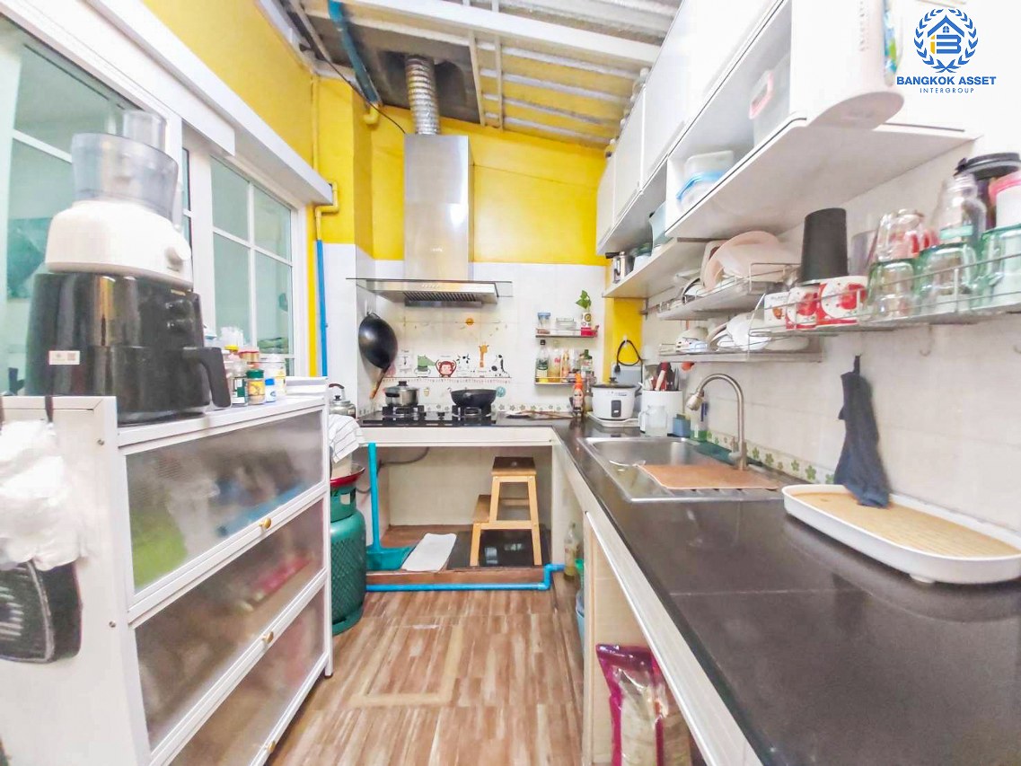 ทาวน์เฮ้าส์มือสอง โครงการ โกลเด้นซิตี้ ปิ่นเกล้า-จรัญสนิทวงศ์ เนื้อที่ 21.20 ตร.ว. ฟังก์ชัน 4 ห้องนอน 3 ห้องน้ำ 2 ที่จอดรถ สภาพบ้านดี พร้อมเข้าอยู่ เดินทางสะดวก เข้า-ออกได้หลายทาง เชื่อมต่อถนนถนนราชวิถี ถนนนครอินทร์ ถนนสิรินธร ใกล้รถไฟฟ้าสายสีแดง "สถานีบางบำหรุ" และจุดขึ้นทางด่วน "ศรีรัช"