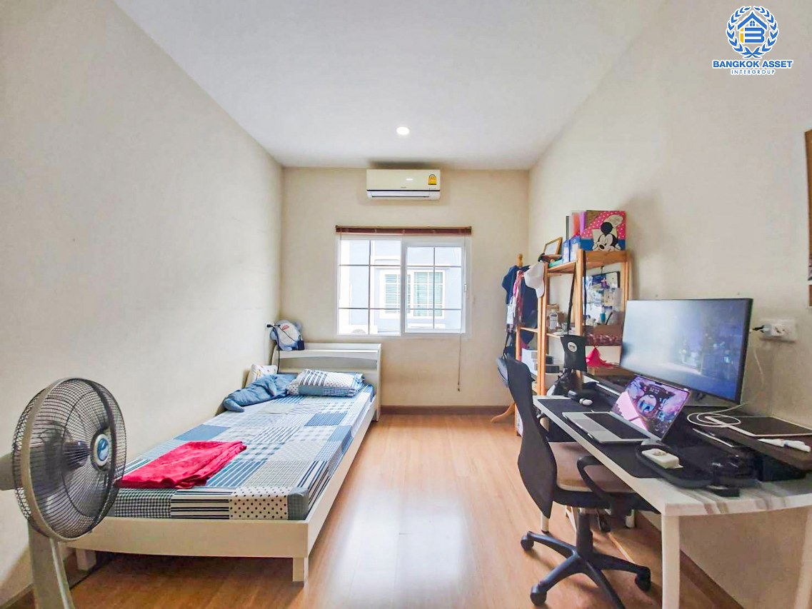 ทาวน์เฮ้าส์มือสอง โครงการ โกลเด้นซิตี้ ปิ่นเกล้า-จรัญสนิทวงศ์ เนื้อที่ 21.20 ตร.ว. ฟังก์ชัน 4 ห้องนอน 3 ห้องน้ำ 2 ที่จอดรถ สภาพบ้านดี พร้อมเข้าอยู่ เดินทางสะดวก เข้า-ออกได้หลายทาง เชื่อมต่อถนนถนนราชวิถี ถนนนครอินทร์ ถนนสิรินธร ใกล้รถไฟฟ้าสายสีแดง "สถานีบางบำหรุ" และจุดขึ้นทางด่วน "ศรีรัช"