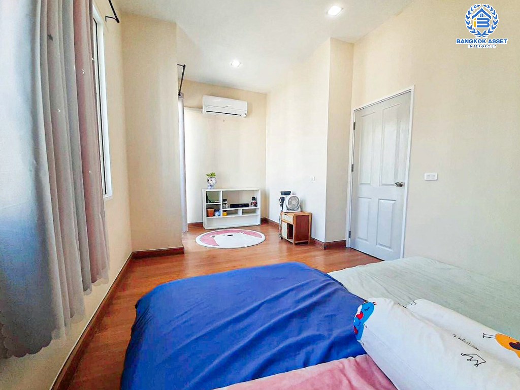 *****ทาวน์เฮ้าส์มือสอง โครงการ โกลเด้นทาวน์ วงศ์สว่าง-แคราย หลังมุม เนื้อที่ 23.70 ตร.ว. ฟังก์ชัน 4 ห้องนอน 2 ห้องน้ำ สภาพใหม่ บรรยากาศโครงการเงียบสงบ บนทำเลเดินทางสะดวก เชื่อมต่อถนนเลี่ยงเมืองนนท์ ถนนประชาราษฏร์ ถนนนนทบุรี ใกล้รถไฟฟ้าสายสีม่วง "สถานีแยกนนทบุรี1" และจุดขึ้นทางด่วน "ศรีรัช"