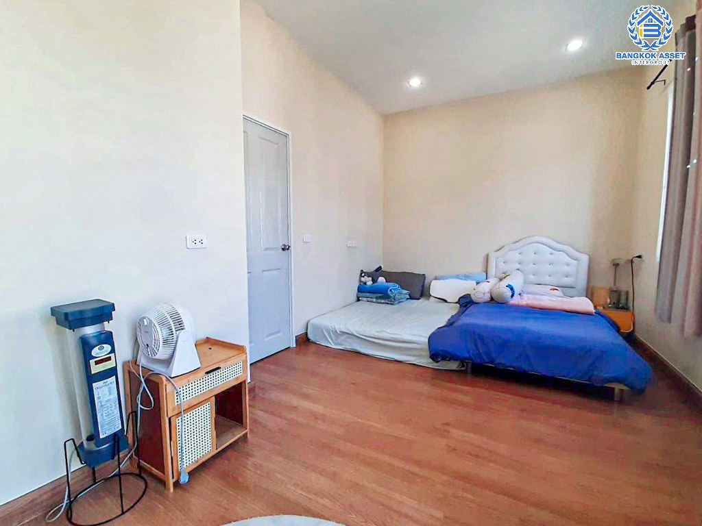 *****ทาวน์เฮ้าส์มือสอง โครงการ โกลเด้นทาวน์ วงศ์สว่าง-แคราย หลังมุม เนื้อที่ 23.70 ตร.ว. ฟังก์ชัน 4 ห้องนอน 2 ห้องน้ำ สภาพใหม่ บรรยากาศโครงการเงียบสงบ บนทำเลเดินทางสะดวก เชื่อมต่อถนนเลี่ยงเมืองนนท์ ถนนประชาราษฏร์ ถนนนนทบุรี ใกล้รถไฟฟ้าสายสีม่วง "สถานีแยกนนทบุรี1" และจุดขึ้นทางด่วน "ศรีรัช"