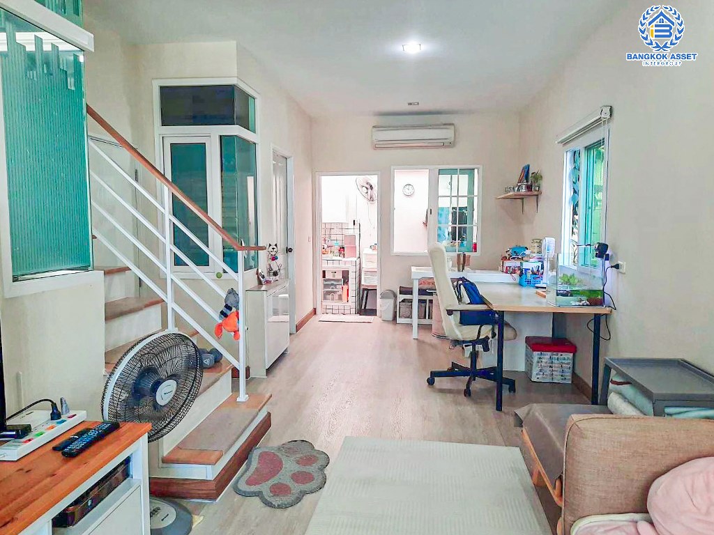 *****ทาวน์เฮ้าส์มือสอง โครงการ โกลเด้นทาวน์ วงศ์สว่าง-แคราย หลังมุม เนื้อที่ 23.70 ตร.ว. ฟังก์ชัน 4 ห้องนอน 2 ห้องน้ำ สภาพใหม่ บรรยากาศโครงการเงียบสงบ บนทำเลเดินทางสะดวก เชื่อมต่อถนนเลี่ยงเมืองนนท์ ถนนประชาราษฏร์ ถนนนนทบุรี ใกล้รถไฟฟ้าสายสีม่วง "สถานีแยกนนทบุรี1" และจุดขึ้นทางด่วน "ศรีรัช"