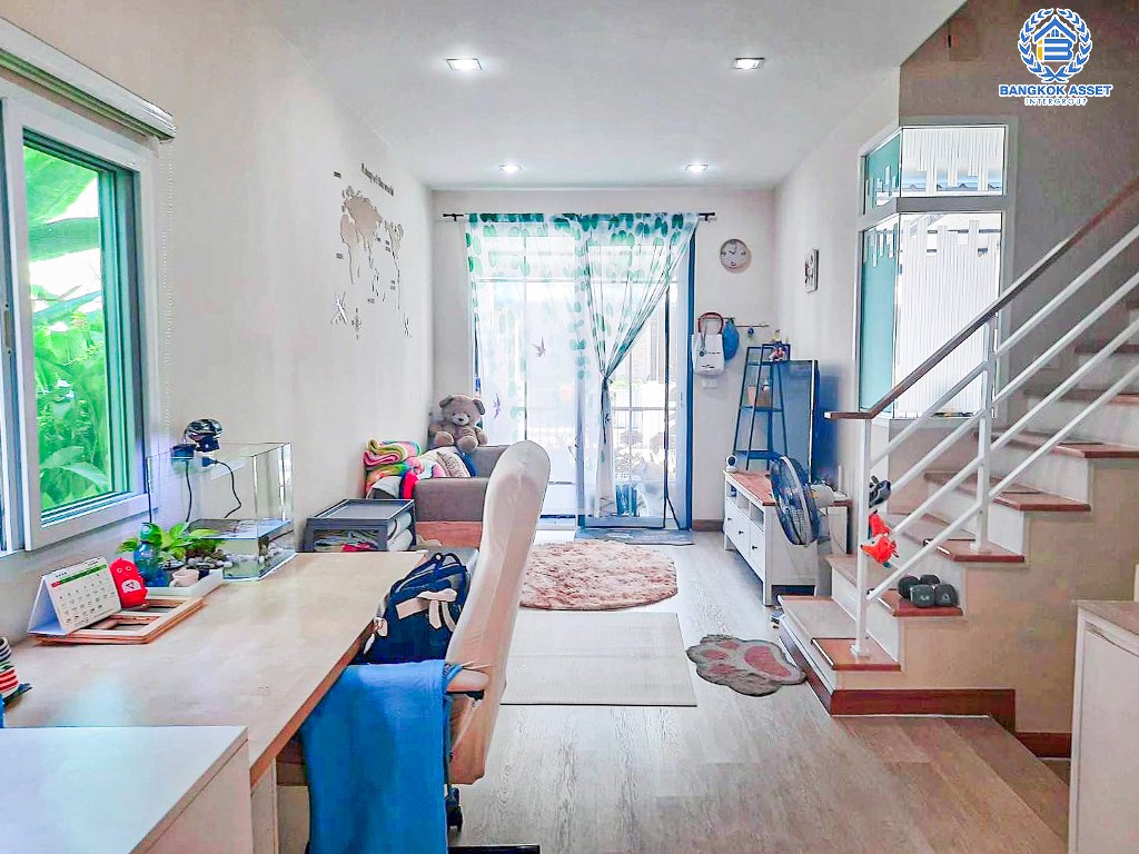 *****ทาวน์เฮ้าส์มือสอง โครงการ โกลเด้นทาวน์ วงศ์สว่าง-แคราย หลังมุม เนื้อที่ 23.70 ตร.ว. ฟังก์ชัน 4 ห้องนอน 2 ห้องน้ำ สภาพใหม่ บรรยากาศโครงการเงียบสงบ บนทำเลเดินทางสะดวก เชื่อมต่อถนนเลี่ยงเมืองนนท์ ถนนประชาราษฏร์ ถนนนนทบุรี ใกล้รถไฟฟ้าสายสีม่วง "สถานีแยกนนทบุรี1" และจุดขึ้นทางด่วน "ศรีรัช"