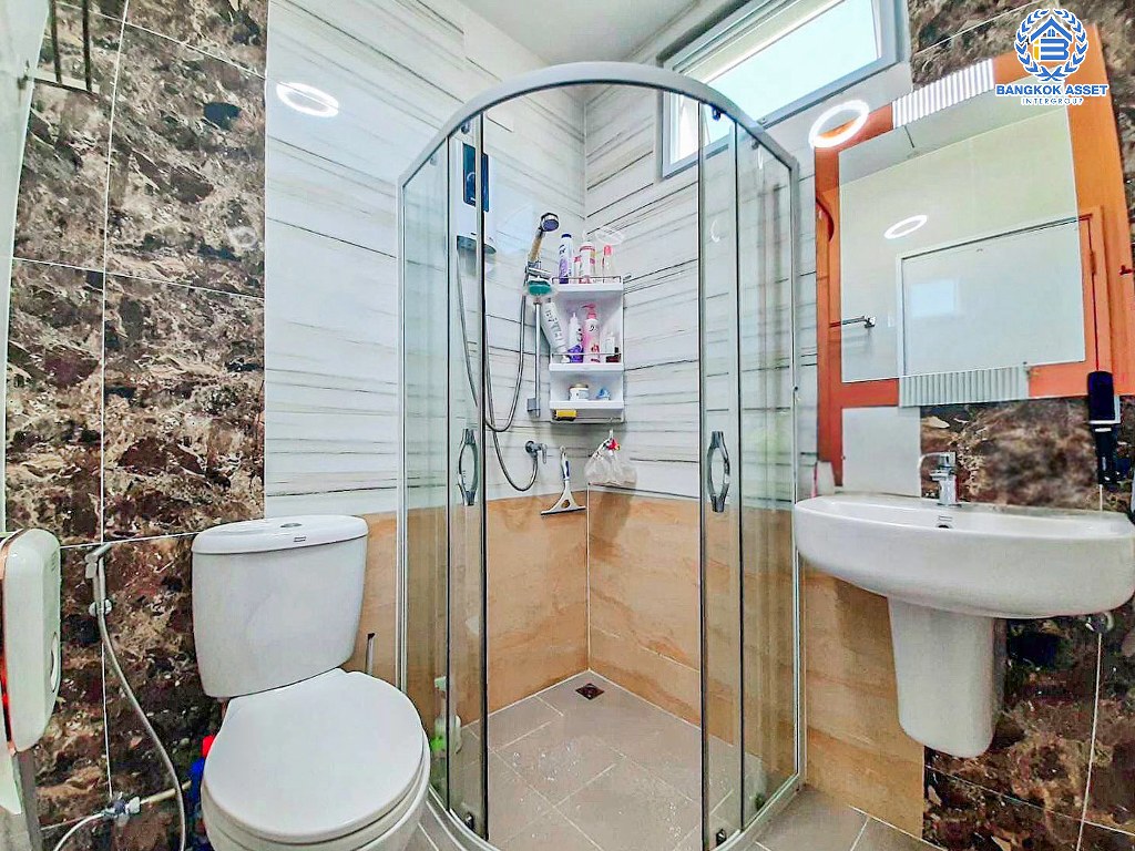 *****ทาวน์เฮ้าส์มือสอง โครงการ โกลเด้นทาวน์ วงศ์สว่าง-แคราย หลังมุม เนื้อที่ 23.70 ตร.ว. ฟังก์ชัน 4 ห้องนอน 2 ห้องน้ำ สภาพใหม่ บรรยากาศโครงการเงียบสงบ บนทำเลเดินทางสะดวก เชื่อมต่อถนนเลี่ยงเมืองนนท์ ถนนประชาราษฏร์ ถนนนนทบุรี ใกล้รถไฟฟ้าสายสีม่วง "สถานีแยกนนทบุรี1" และจุดขึ้นทางด่วน "ศรีรัช"