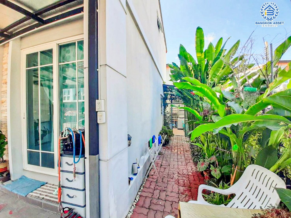 *****ทาวน์เฮ้าส์มือสอง โครงการ โกลเด้นทาวน์ วงศ์สว่าง-แคราย หลังมุม เนื้อที่ 23.70 ตร.ว. ฟังก์ชัน 4 ห้องนอน 2 ห้องน้ำ สภาพใหม่ บรรยากาศโครงการเงียบสงบ บนทำเลเดินทางสะดวก เชื่อมต่อถนนเลี่ยงเมืองนนท์ ถนนประชาราษฏร์ ถนนนนทบุรี ใกล้รถไฟฟ้าสายสีม่วง "สถานีแยกนนทบุรี1" และจุดขึ้นทางด่วน "ศรีรัช"