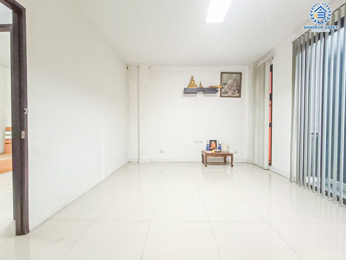 *****อาคารพาณิชย์ 3 ชั้นมือสองกรุงเทพมหานคร อาคารพาณิชย์ ตลาด เอ.ซี สายไหม เนื้อที่ 17.5 ตร.ว. ฟังก์ชัน 4 ห้องนอน 3 ห้องน้ำ ขายบ้านพร้อมธุรกิจซักผ้า แถมฟรี! 2 เครื่องปรับอากาศ ปั๊มน้ำพร้อมแทงค์น้ำ บนทำเลเดินทางสะดวก ใกล้รถไฟฟ้าสายสีเขียว "สถานีพิพิธภัณฑ์กองทัพอากาศ"