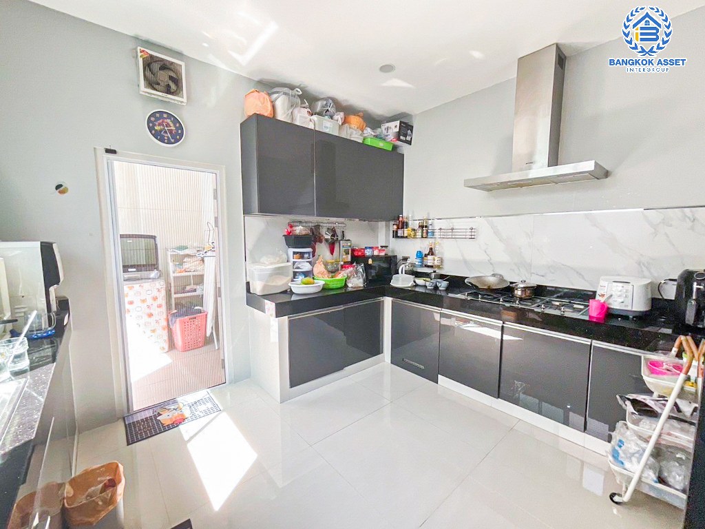 *****บ้านเดี่ยวมือสอง โครงการ เดอะพาลาซโซ่ ปิ่นเกล้า เนื้อที่ 115.60 ตร.ว. ฟังก์ชัน 4 ห้องนอน 5 ห้องน้ำ 3 ที่จอดรถ ตกแต่งหรูหรา พร้อมสระว่ายน้ำส่วนตัว พร้อมอยู่ โครงการบนทำเลเดินทางสะดวก เชื่อมต่อถนนพุทธมณฑลสาย2 ถนนสิรินธร ใกล้ห้างสรรพสินค้า เซ็นทรัล ปิ่นเกล้า และทางแยกยกระดับบรมราชชนนี