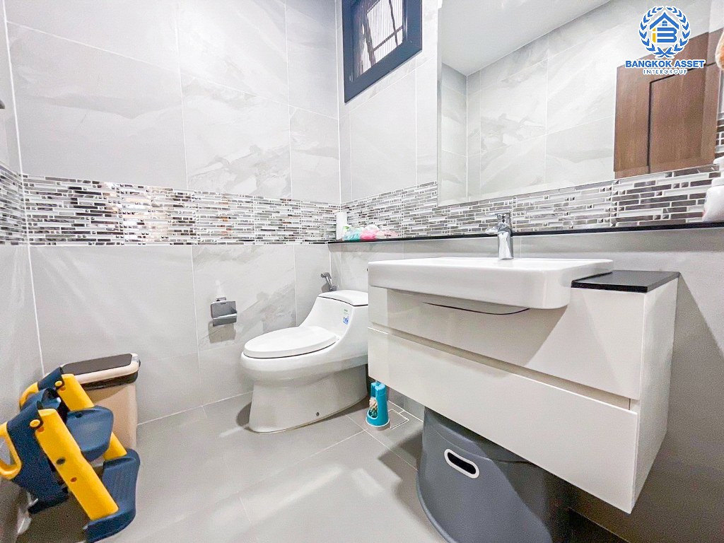 *****บ้านเดี่ยวมือสอง โครงการ เดอะพาลาซโซ่ ปิ่นเกล้า เนื้อที่ 115.60 ตร.ว. ฟังก์ชัน 4 ห้องนอน 5 ห้องน้ำ 3 ที่จอดรถ ตกแต่งหรูหรา พร้อมสระว่ายน้ำส่วนตัว พร้อมอยู่ โครงการบนทำเลเดินทางสะดวก เชื่อมต่อถนนพุทธมณฑลสาย2 ถนนสิรินธร ใกล้ห้างสรรพสินค้า เซ็นทรัล ปิ่นเกล้า และทางแยกยกระดับบรมราชชนนี