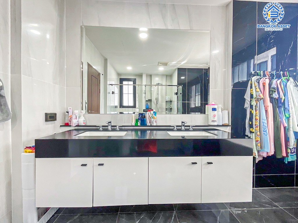 *****บ้านเดี่ยวมือสอง โครงการ เดอะพาลาซโซ่ ปิ่นเกล้า เนื้อที่ 115.60 ตร.ว. ฟังก์ชัน 4 ห้องนอน 5 ห้องน้ำ 3 ที่จอดรถ ตกแต่งหรูหรา พร้อมสระว่ายน้ำส่วนตัว พร้อมอยู่ โครงการบนทำเลเดินทางสะดวก เชื่อมต่อถนนพุทธมณฑลสาย2 ถนนสิรินธร ใกล้ห้างสรรพสินค้า เซ็นทรัล ปิ่นเกล้า และทางแยกยกระดับบรมราชชนนี