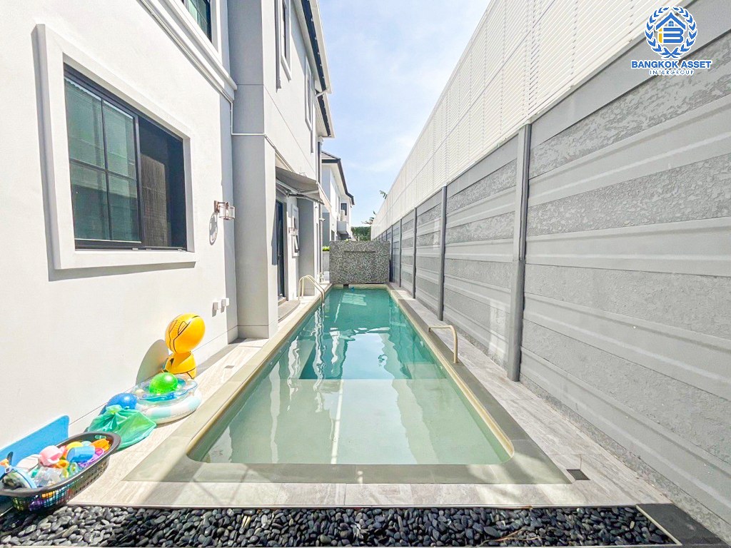 *****บ้านเดี่ยวมือสอง โครงการ เดอะพาลาซโซ่ ปิ่นเกล้า เนื้อที่ 115.60 ตร.ว. ฟังก์ชัน 4 ห้องนอน 5 ห้องน้ำ 3 ที่จอดรถ ตกแต่งหรูหรา พร้อมสระว่ายน้ำส่วนตัว พร้อมอยู่ โครงการบนทำเลเดินทางสะดวก เชื่อมต่อถนนพุทธมณฑลสาย2 ถนนสิรินธร ใกล้ห้างสรรพสินค้า เซ็นทรัล ปิ่นเกล้า และทางแยกยกระดับบรมราชชนนี